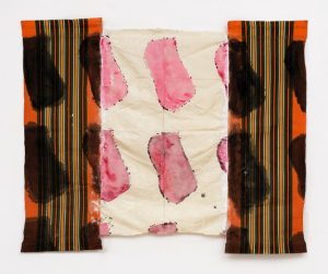 Une peinture en acrylique, motifs roses et bande noir et marrons sur tissus.
