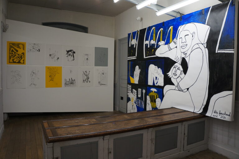 Vue de l'exposition avec une vue générale des dessins