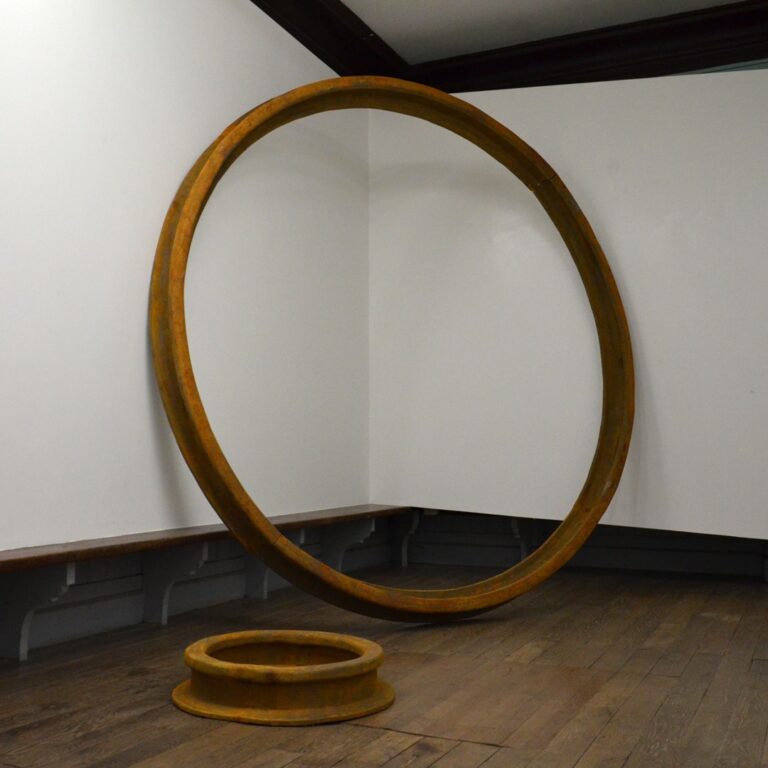 Sculpture d'un rail de train transformé en un cerle. @ Benjamin Grivot