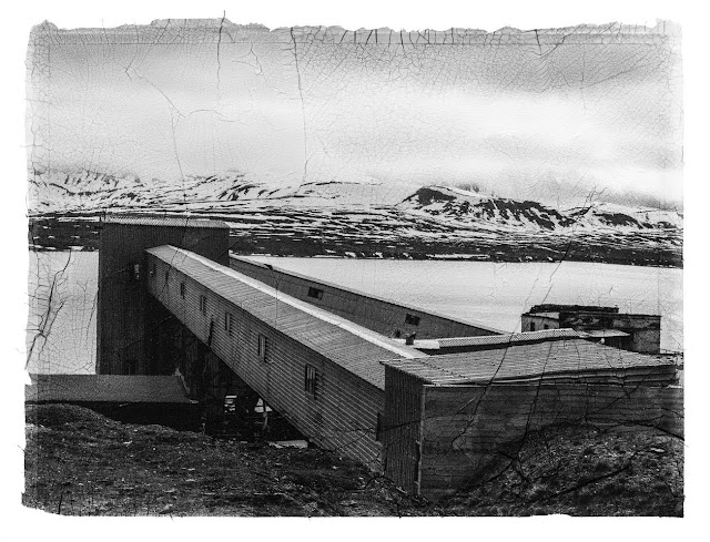 Héliographie représentant un payage industriel et sauvage, recouvert par la neige et un lac gelé.