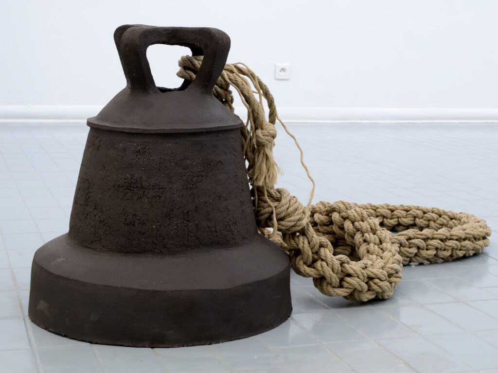 Cloche avec une corde