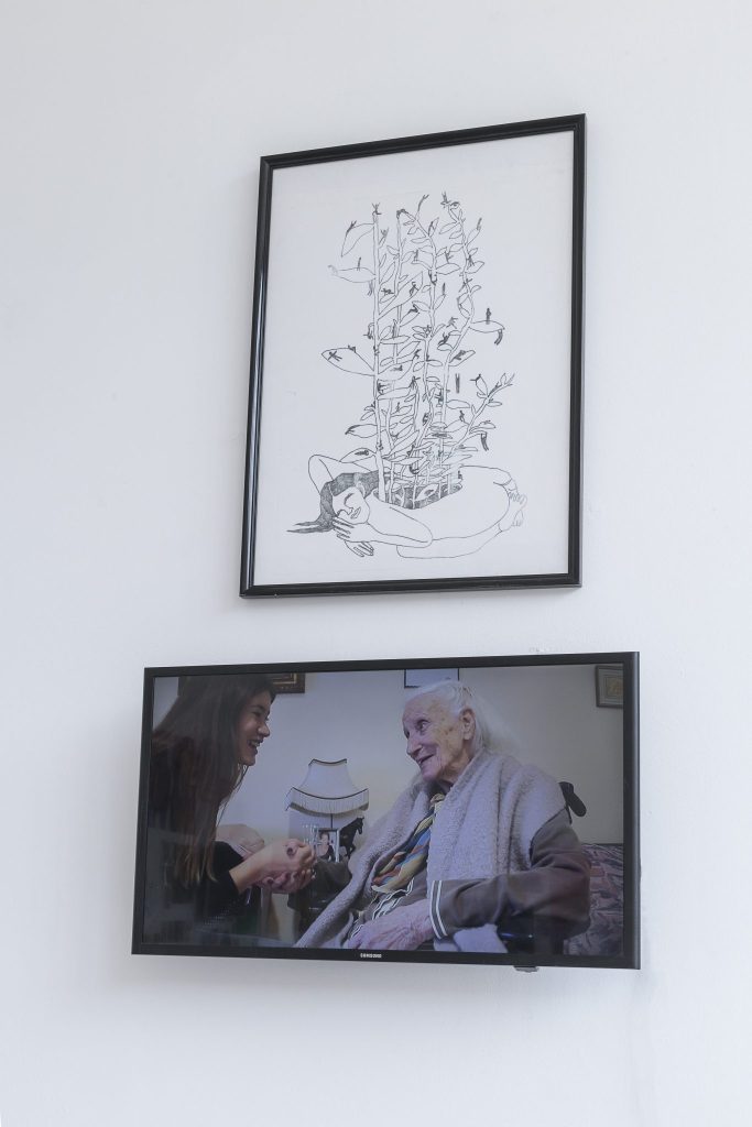 image d'une vidéo et d'un dessin de Elea Fouchard accroché dans un espace d'exposition.