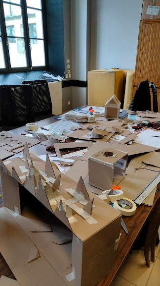 atelier découpage carton.
