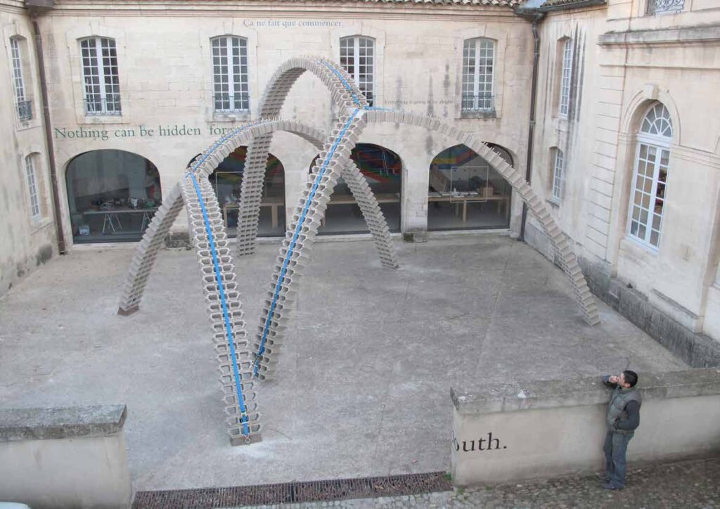 Sculpture monumentale en parpains.