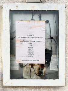 un affiche que l'on trouve dans les petites gares pour signaler un problème de train.