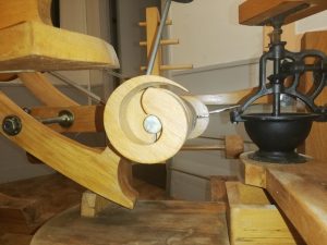 gros plan sur un mécanisme en bois