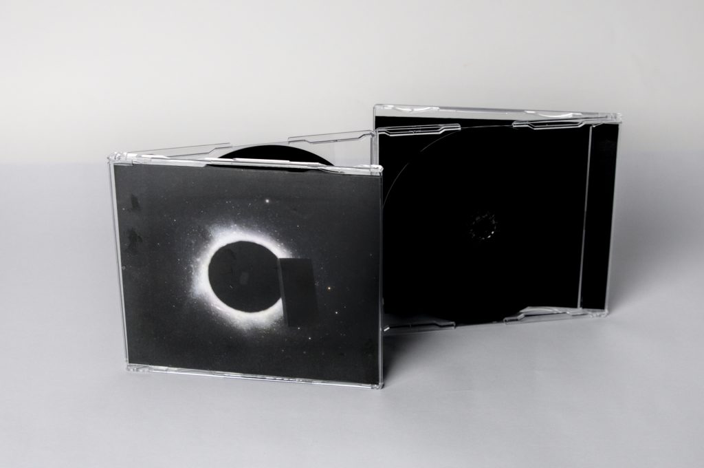 pochette de CD avec une eclipse de lune
