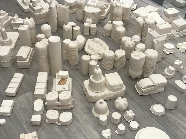 série de céramiques blanches représentant une ville