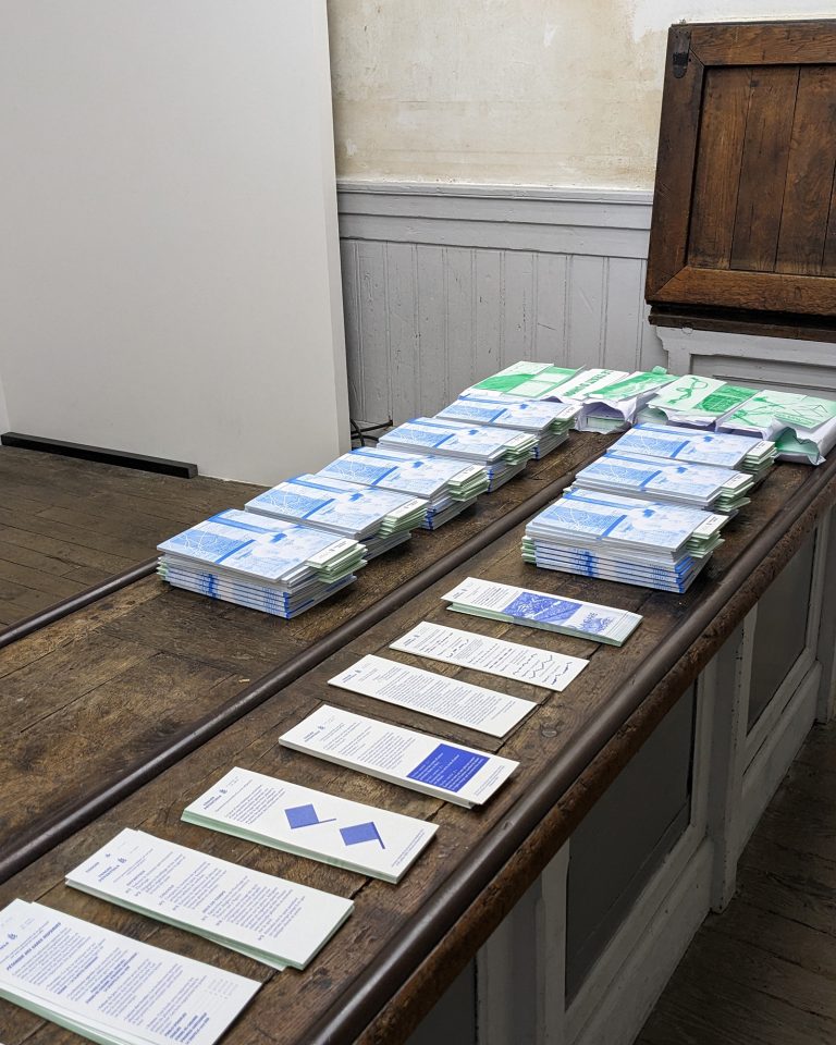 Les livres Relevés de dessertes posés sur la banque à bagages