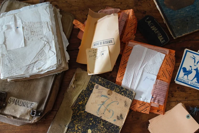 Les archives trouvées à la gare, point de départ de la résidence relevé de desserte.