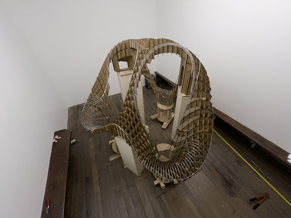 Vue d'une maquette de sculpture, en bois et métal, de Vincent Ganivet dans l'espace d'exposition.