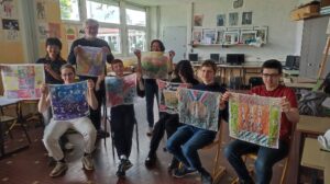 Six élèves présentant leurs dessins.