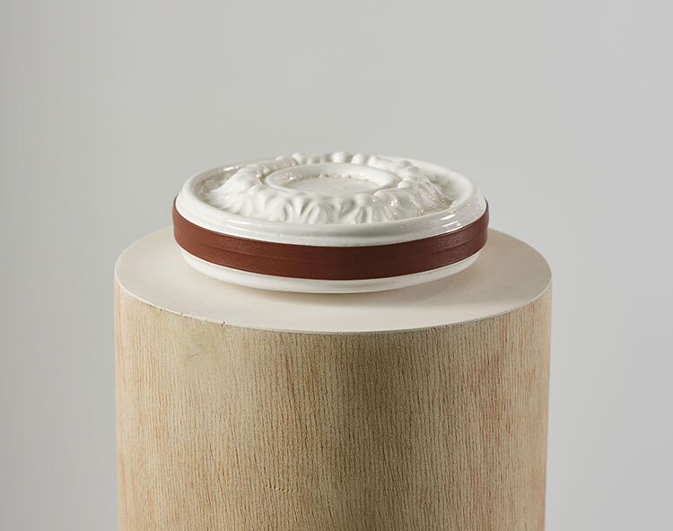 sculpture faite à partir d'une rosace de plafond.