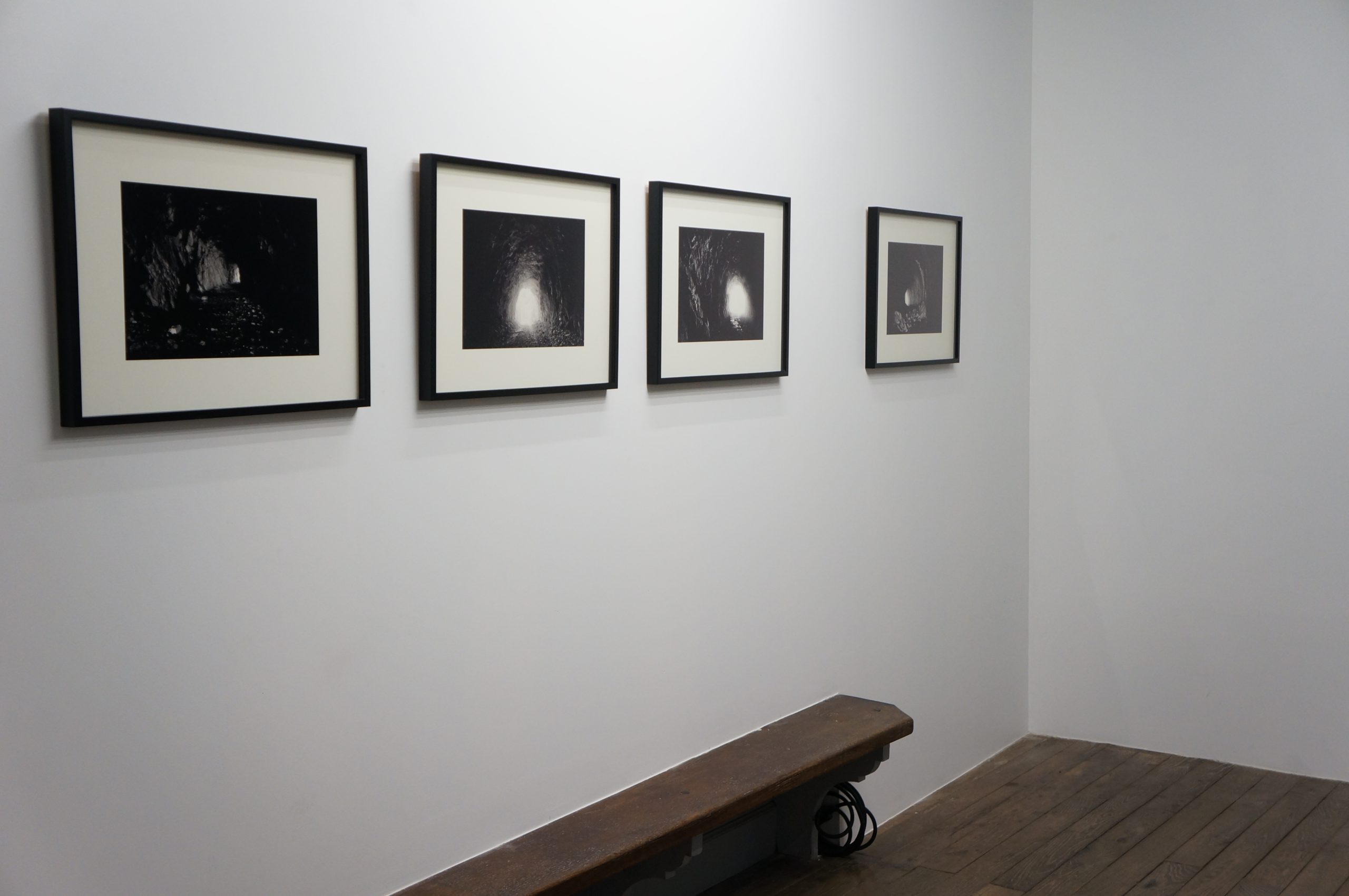 vue de l'exposition avec 4 photos de tunnel de petit formt accrocher au mur dans des cadres noirs