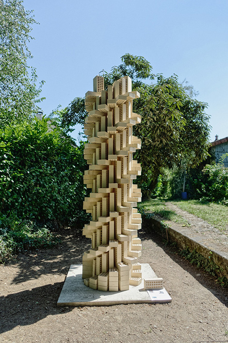 Sculpture d'une Double Hélicoïdale, faite avec des parpaints beiges clairs.