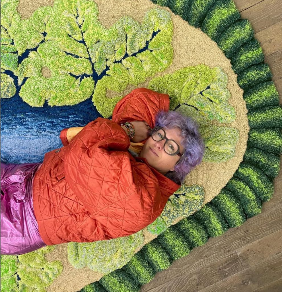 Photo de l'artiste étendue sur un tapis olfactif
