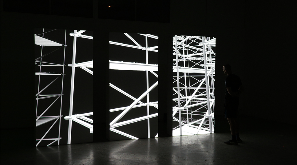 Installation dans l'obscurité avec des lumières verticales