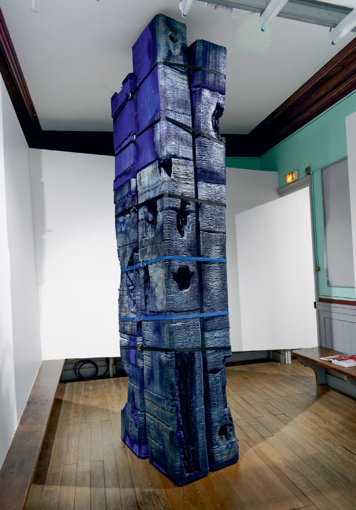 Scultpture de Anita molinero faite avec des caisse de plastiques violets fondus