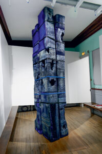 Sculpture en plastique fondu bleu et violet.