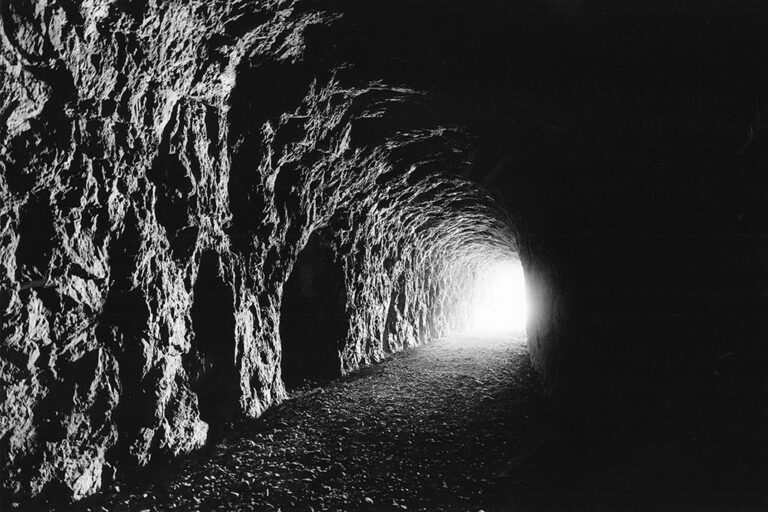 photo noir et blanc d'un tunnel