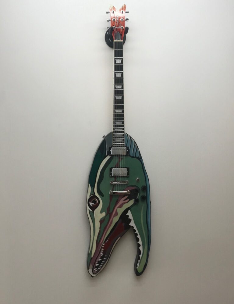 Une guitare qui ressemble à un brochet