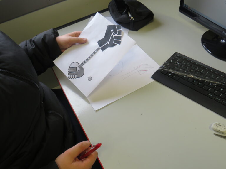 un dessin de guitare par une des élèves de l'atelier