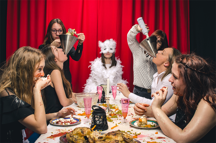 Photos d'élèves autour d'une table, déguisés en animaux