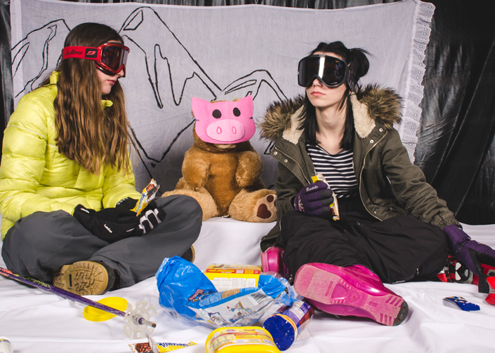 Photos d'élèves déguisés en animaux. Ils sont assis avec un petit ourse en peluche qui porte un masque/loup rose.