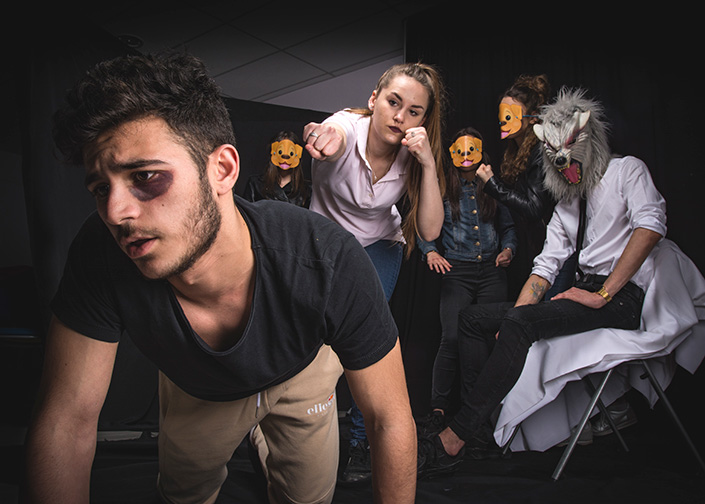 photos d'un élève en laisse comme un chien. il est tenu par une fille et derrière elle il y a d'autres élèves déguisés en animaux...