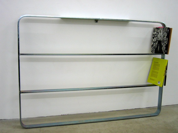 bibliothèque minimale en métal argent.