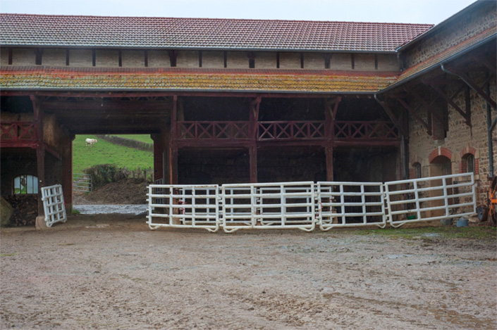 Image d'une cours de ferme.