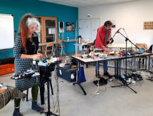 Les deux musiciens au lycée.