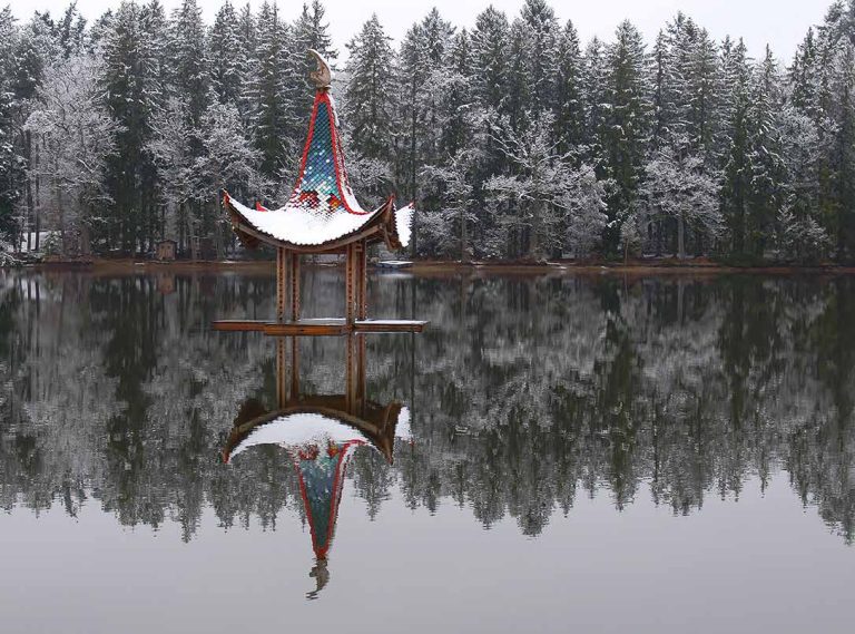 Une pagode sur un lac par temps de neige.