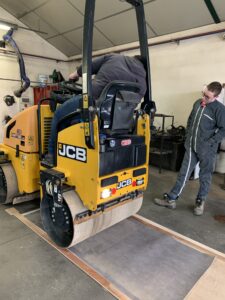 Atelier gravure avec un rouleau-compresseur utilisé comme presse.