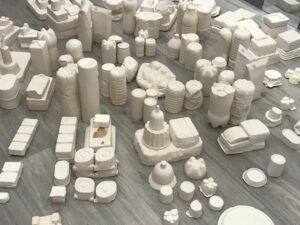 Sculptures en céramique blanche