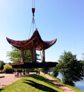 La pagode en bois en train d'être installée sur le lac de La clayette.