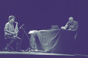 Images des deux musiciens en train de jouer sur scène