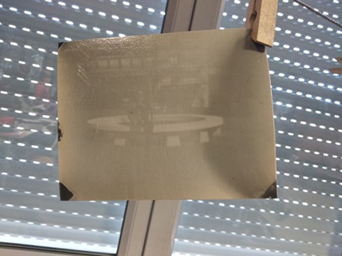 Un cyanotype en train de se réveler.