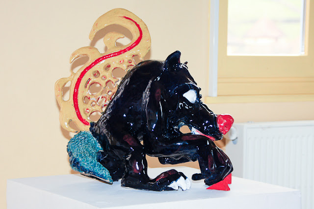 céramique d'un animal chimérique entre loup et écureuil.