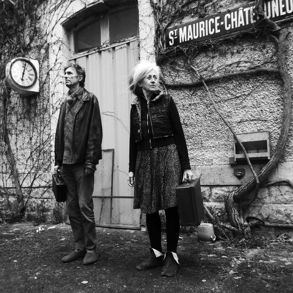 Les deux musiciens devant le Quai 294M9