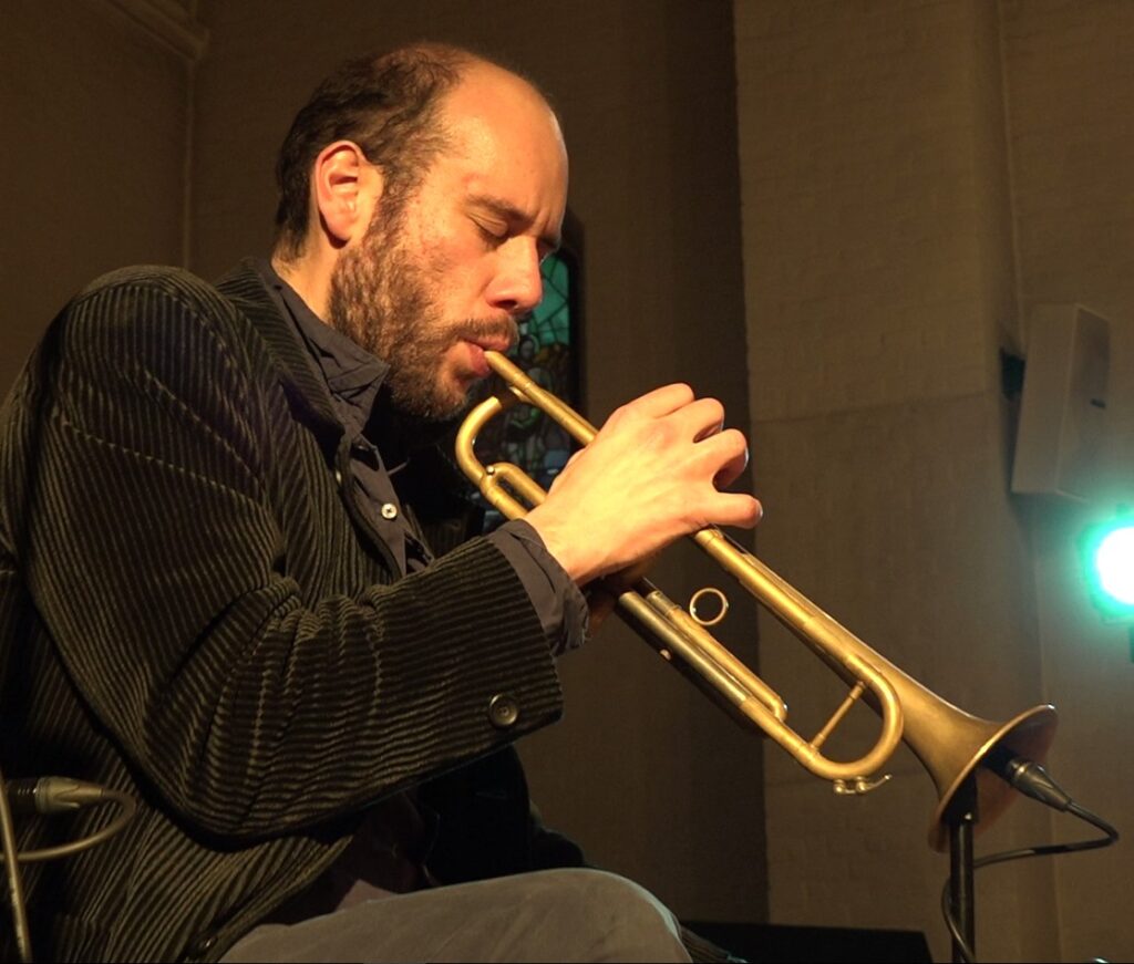 Timothy Quost jouant de la trumpette