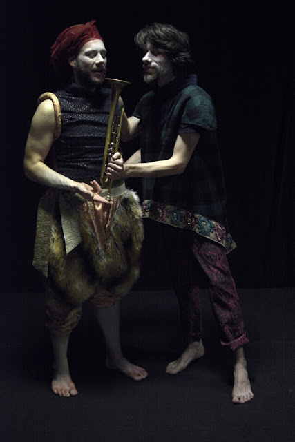 les deux musiciens en train de chanter