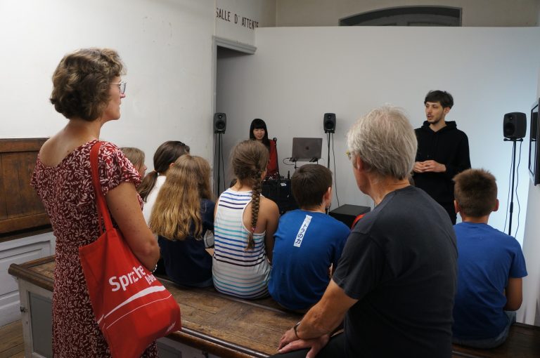 Les artistes lors d'un atelier avec les scolaires