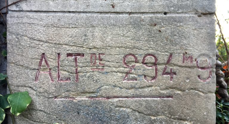Une des pierre d'angle de la gare, sur laquelle est taillée une inscription donnant son altitude : 294m9