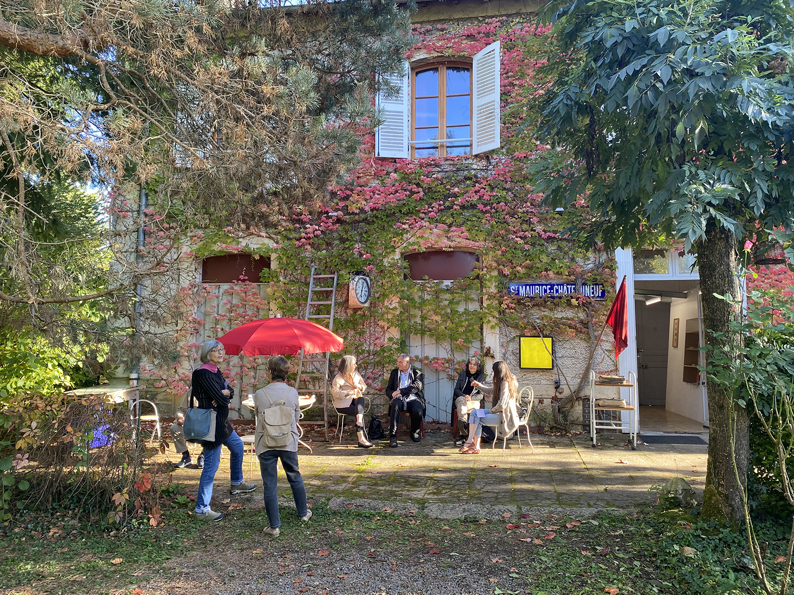 Photo du Quai(294m9) l'été, vue du jardin, de la facade et de visiteur.euses.