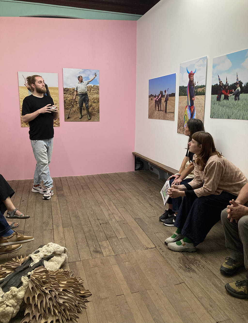 Damien Rouxel en train d'expliquer son travail durant le versissage de l'exposition