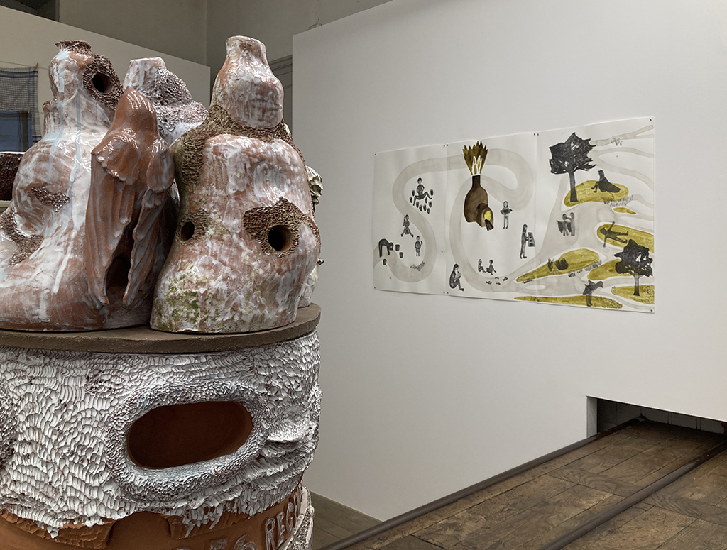 Trois dessins de Marie Follea et un détail de sa sculpture.