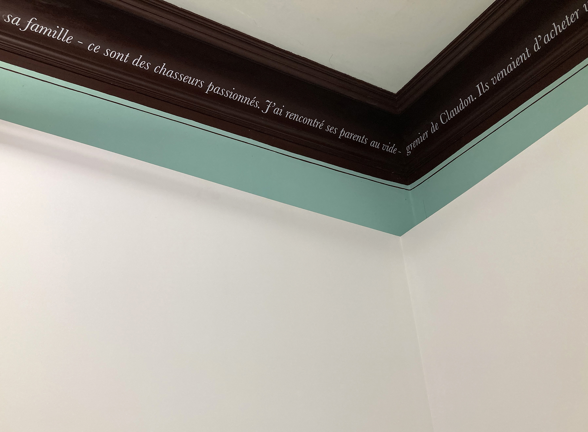 Texte écrit sur une moulure du plafond