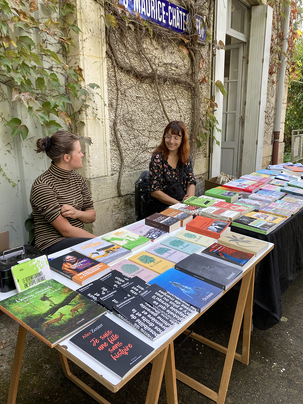 Dehors, la table de la librairie l'étincelle avec une sélection de livres