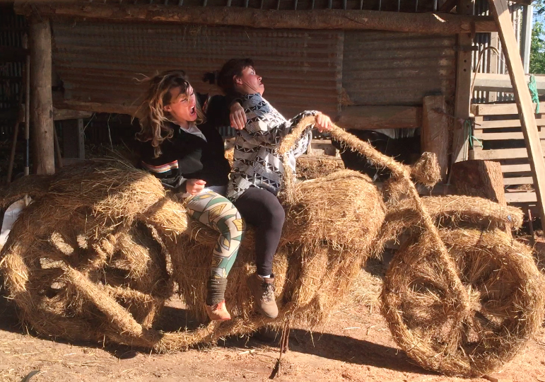 Portrait des artistes sur une moto faite avec du torchis...